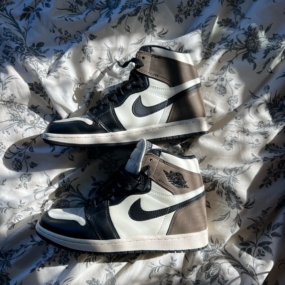 Air Jordan 1 Retro High OG Dark Mocha 
NEVER WORN 
NEW WITHOUT BOX - Picture 2 of 4